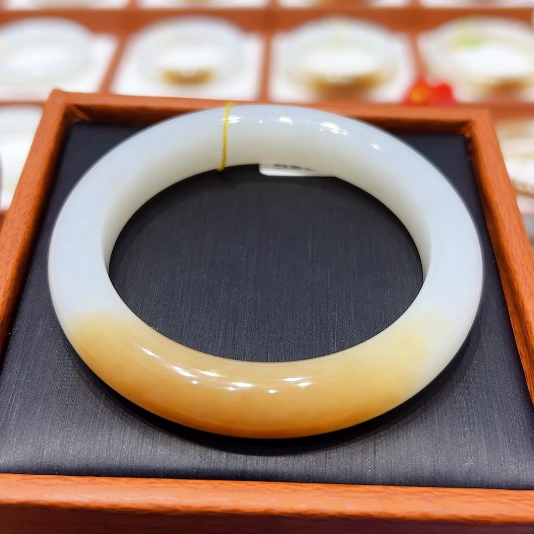 和田玉手镯未镶嵌糖白56