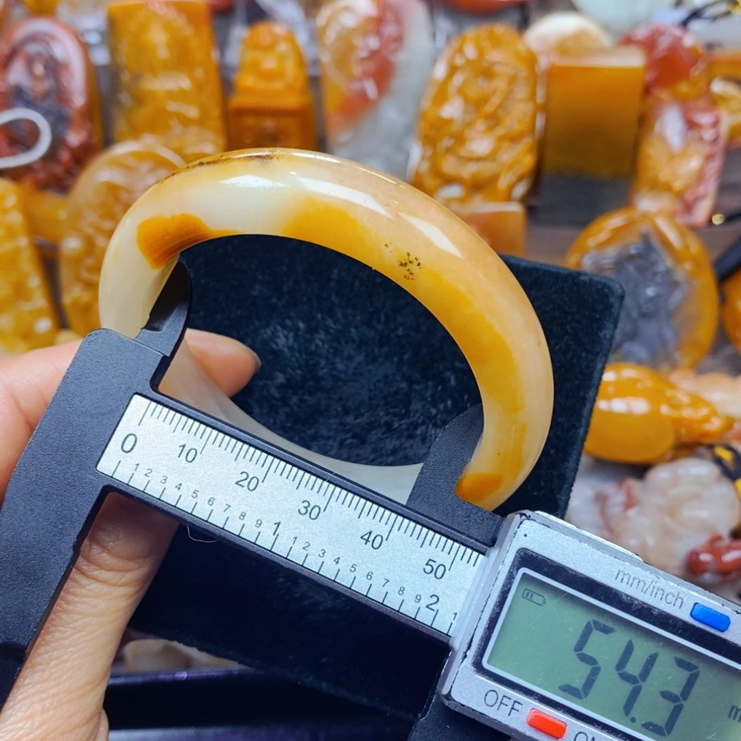 石英质玉（黄龙玉）未镶嵌颈饰