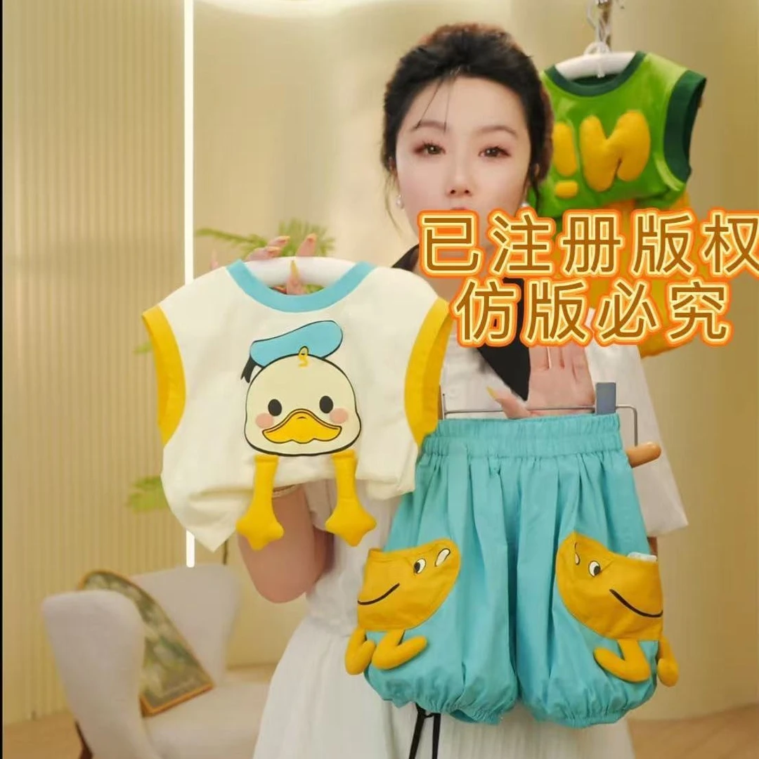 钰2套装白色立体小手唐老鸭坎肩工装裤男童女童韩版洋气卡通儿童