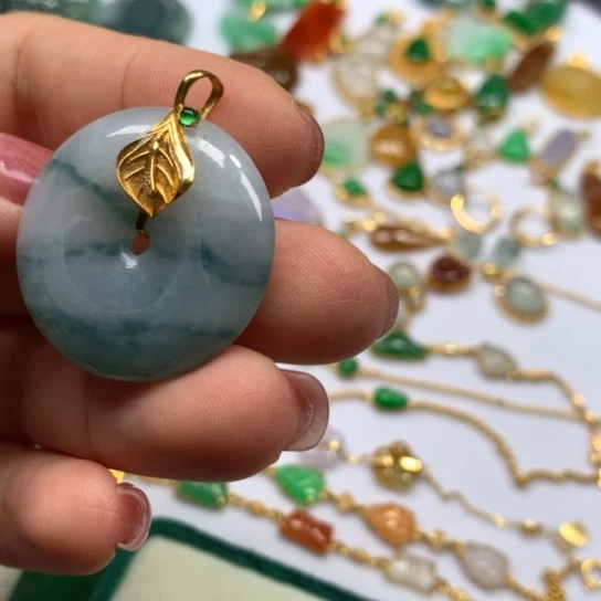 颈饰18K金镶嵌翡翠