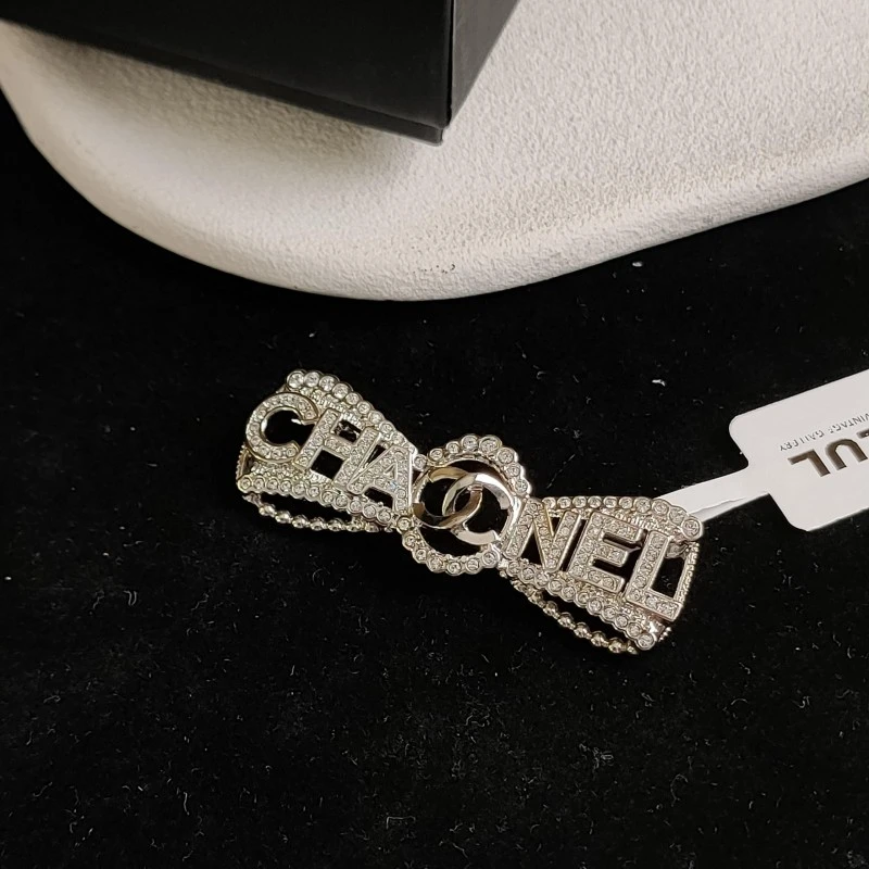 99新 Chanel/香奈儿 Azul-22B银色满钻字母logo蝴蝶结胸针/50606