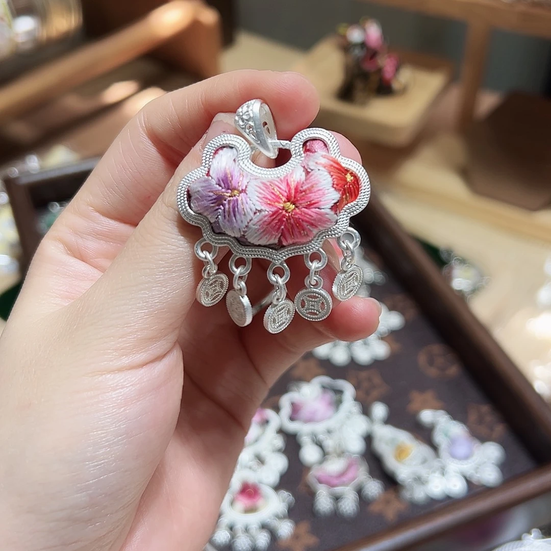 织绣手工苗银吊坠（配皮绳）