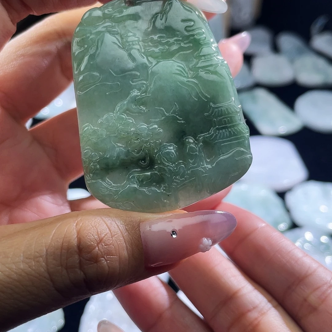 翡翠未镶嵌颈饰山水