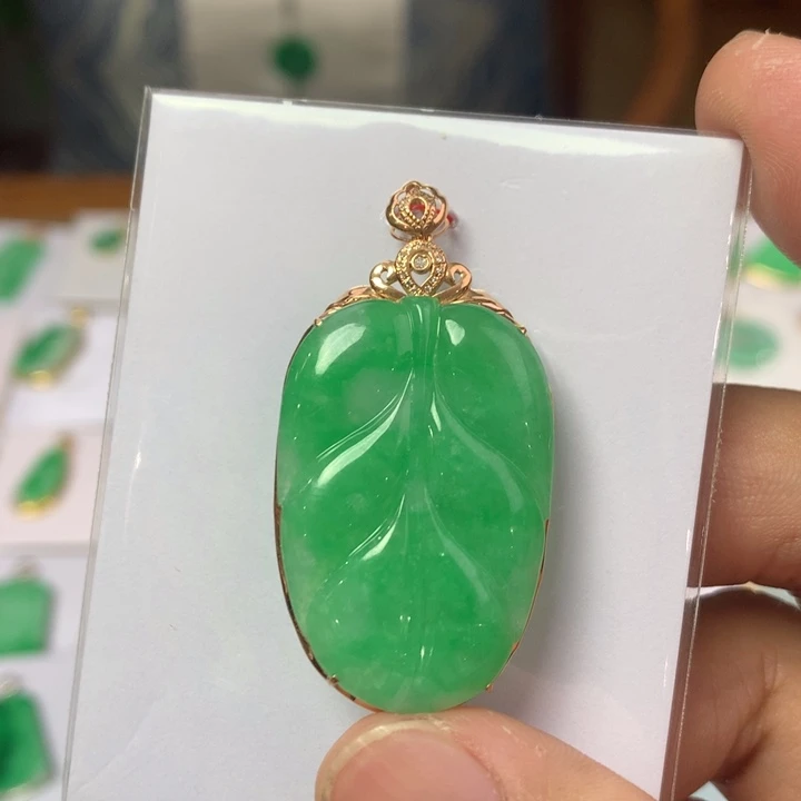 翡翠18K金镶嵌颈饰
