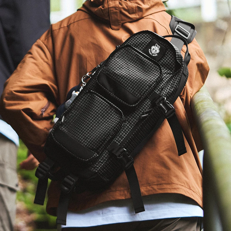 出韩国原单户外轻盈露营徒步登山防泼水大容量可调节单肩斜挎包