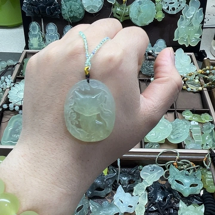 蛇纹石玉未镶嵌颈饰