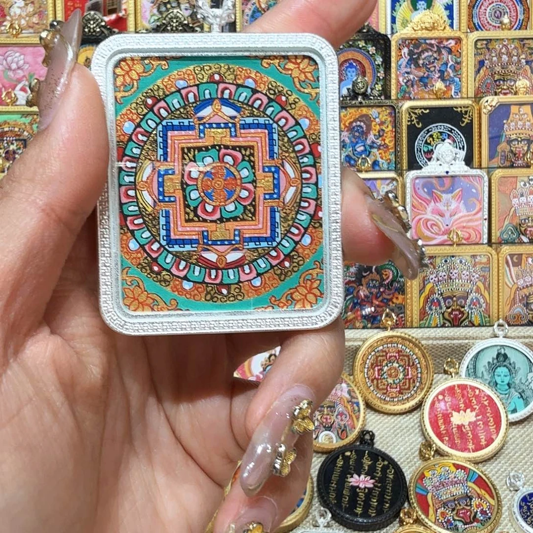 吊坠?**?热贡纯手绘唐卡非遗文化