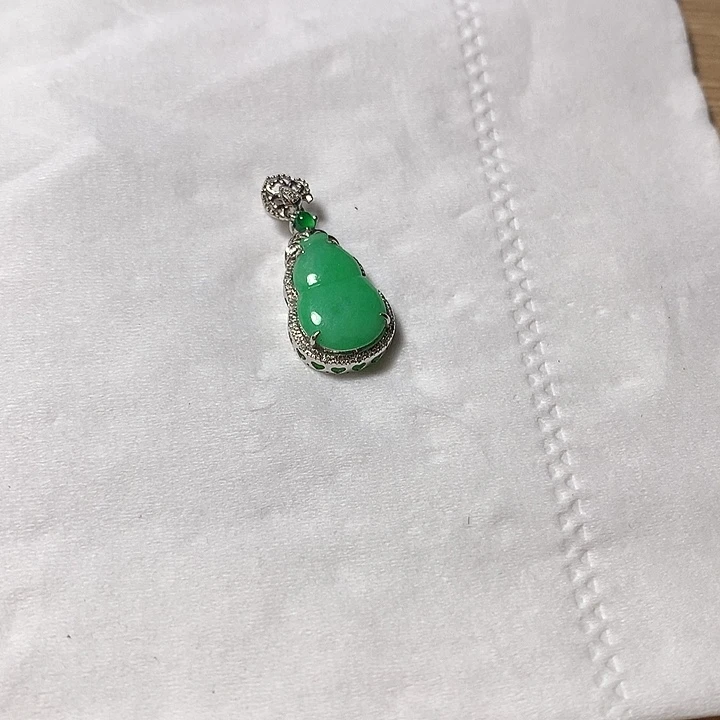 翡翠18K金镶嵌颈饰葫芦