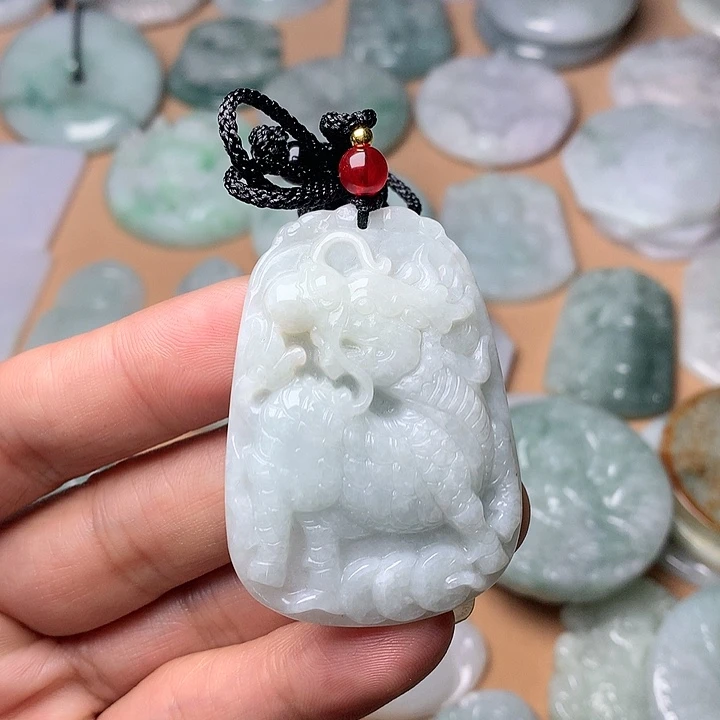 翡翠未镶嵌颈饰麒麟