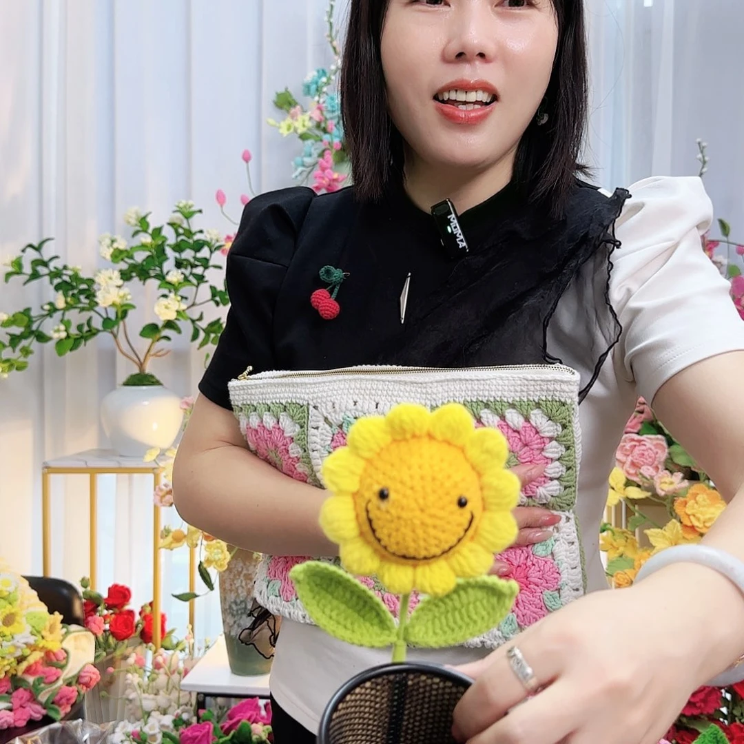 莱赛尔纤维棉手工钩织的向日葵笔筒