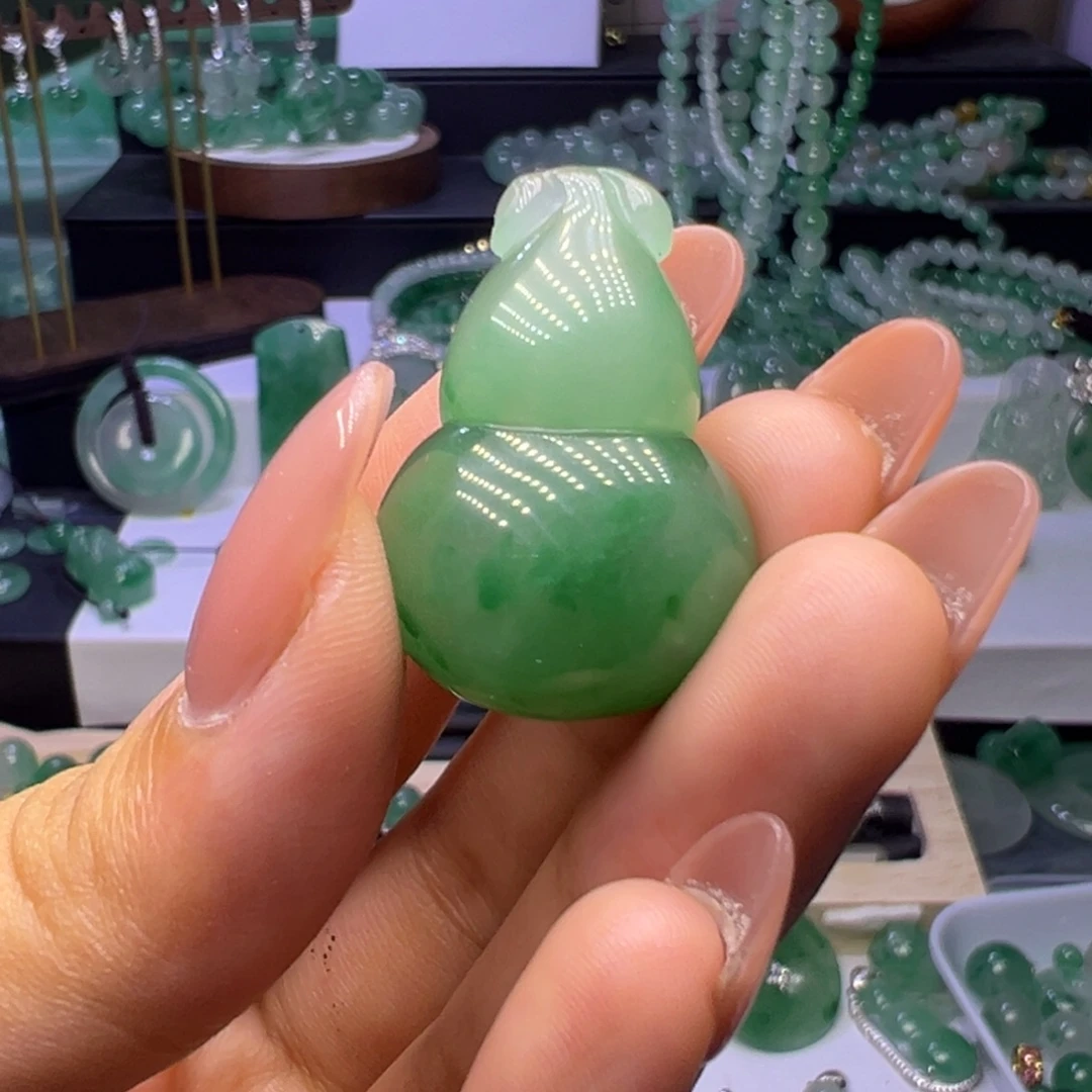 颈饰未镶嵌石英质玉（非洲翠）