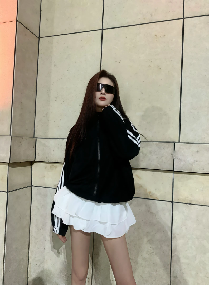 2025美式新款三条杠黑调上衣女邂逅纯白蛋糕短裙潮流甜酷穿搭套装