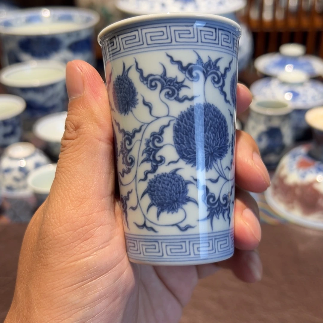 精品青花霸王团菊文香杯口径约5.3厘米