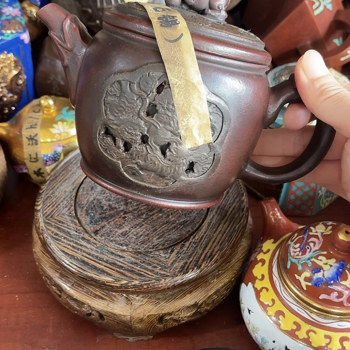 红泥茶壶原矿泥料手工制作的一把紫砂壶。
