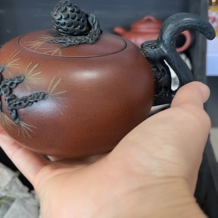 茶壶紫泥原矿泥料手工制作的一把紫砂壶。