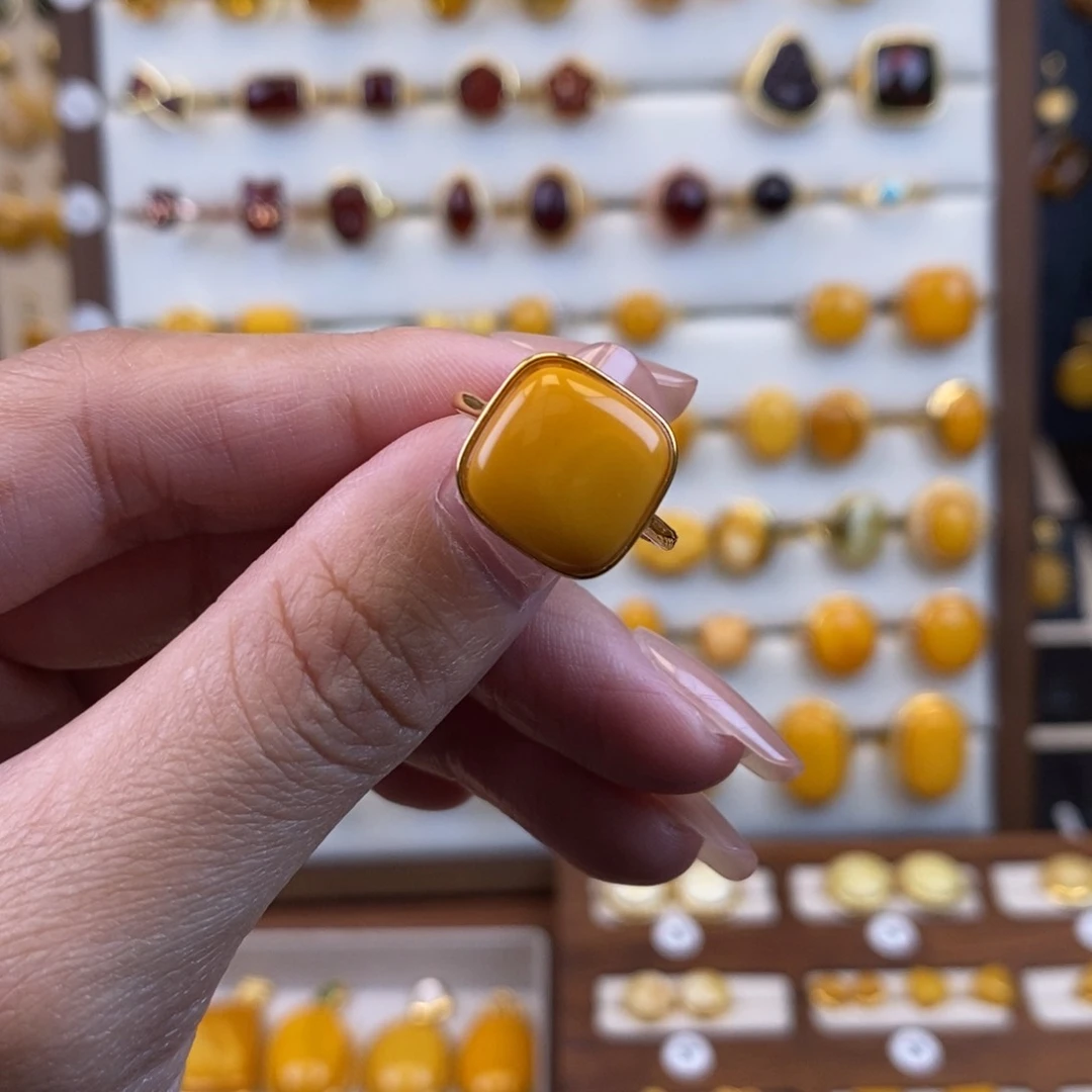裸石琥珀未镶嵌成品