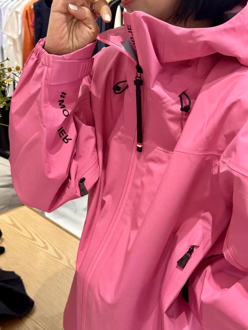 依柏杉新款粉色冲锋衣