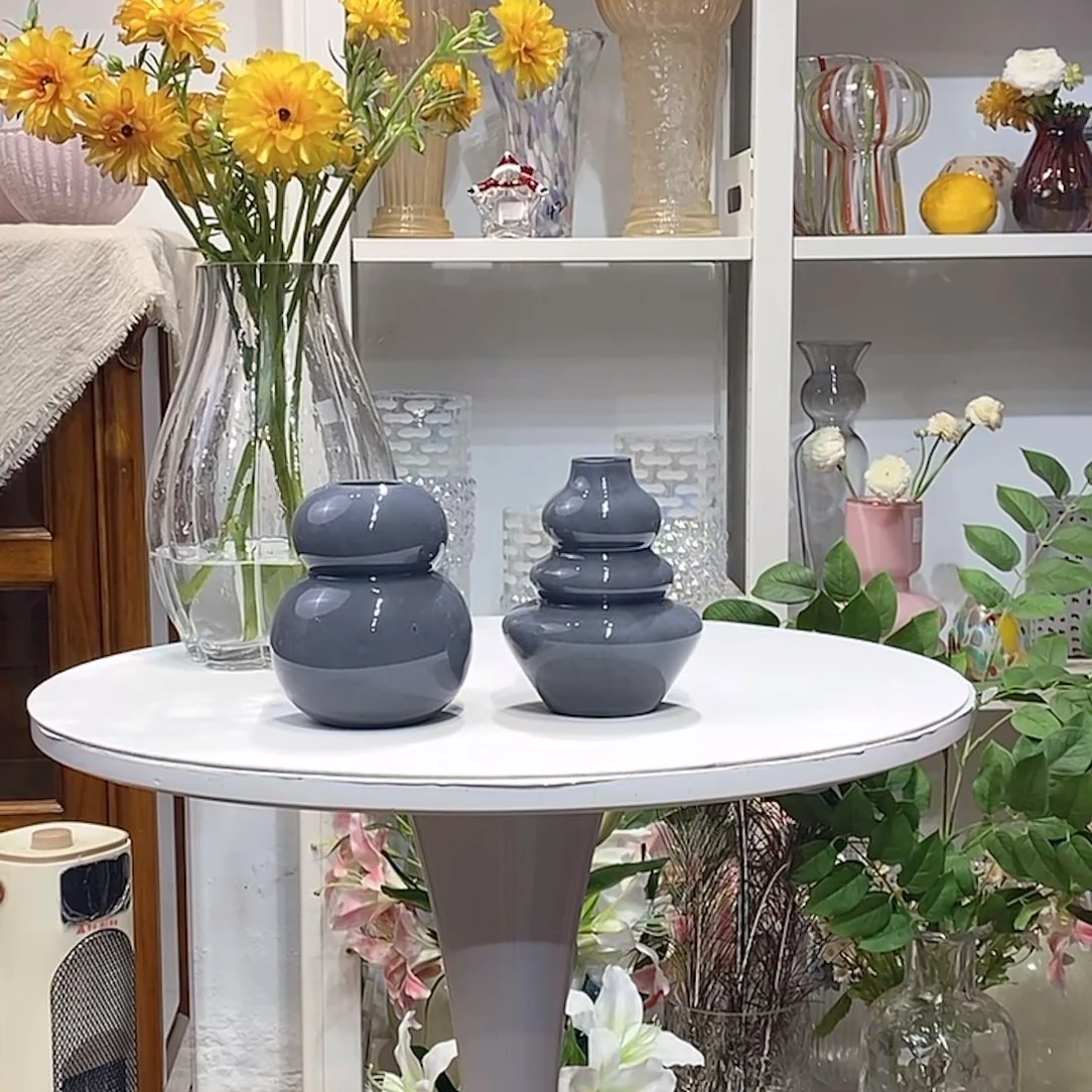 原色 两只 微瑕 花瓶