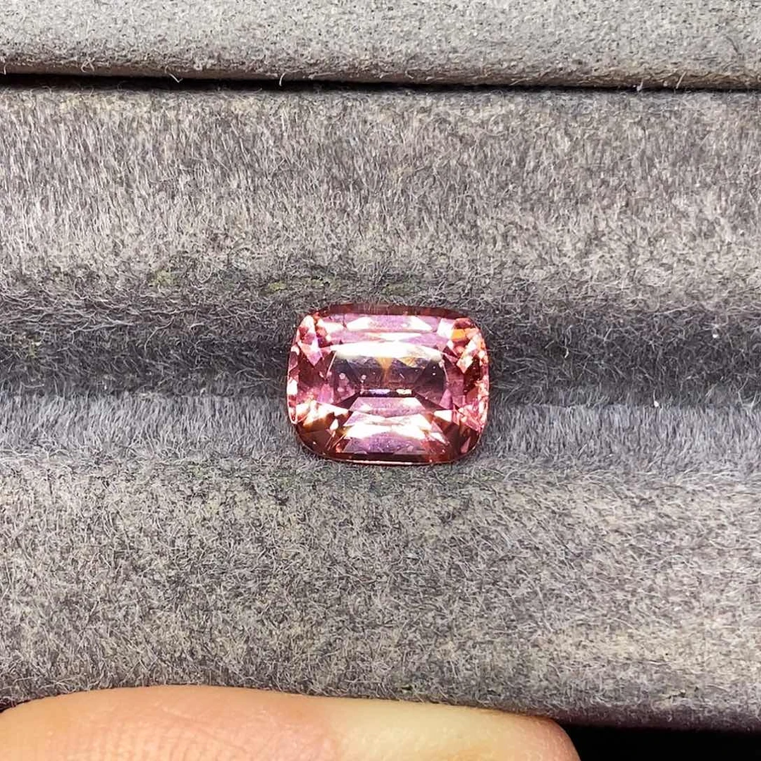 碧玺未镶嵌3.41克拉天然全净玻璃体满火彩莲花粉碧玺