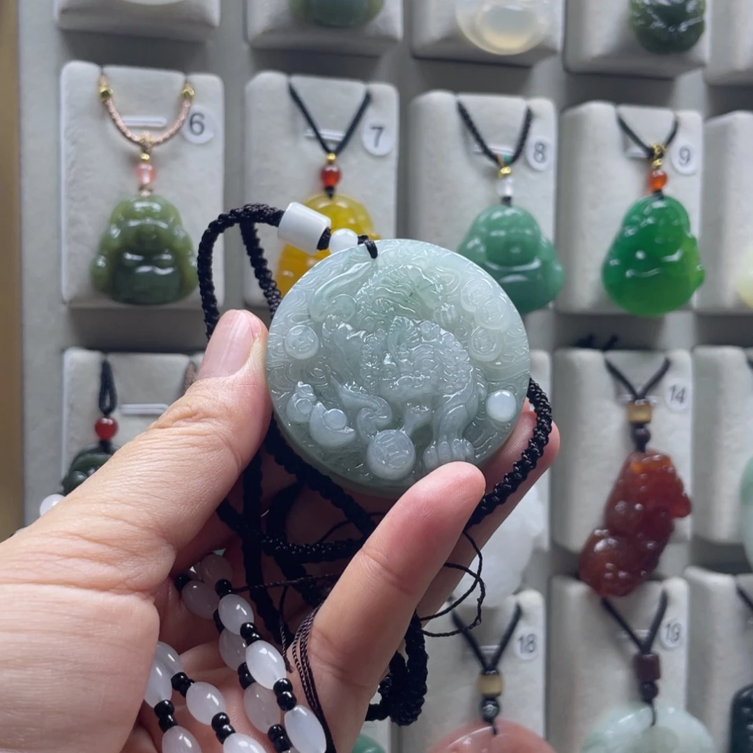 颈饰未镶嵌石英质玉