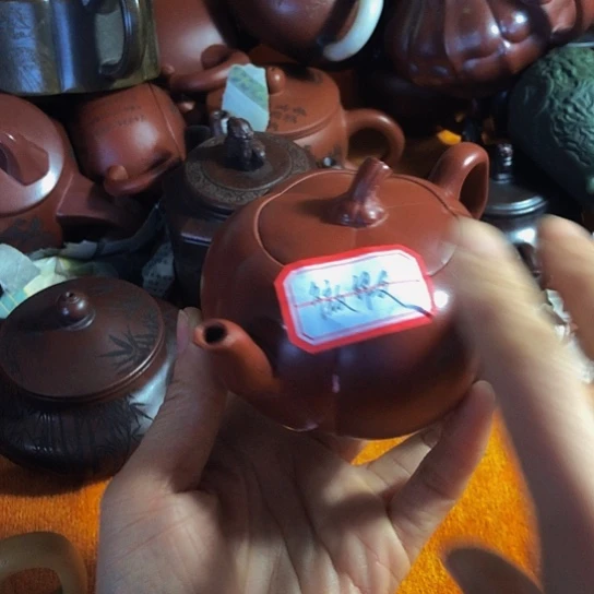 紫砂茶壶原矿泥料手工制作的紫砂壶。