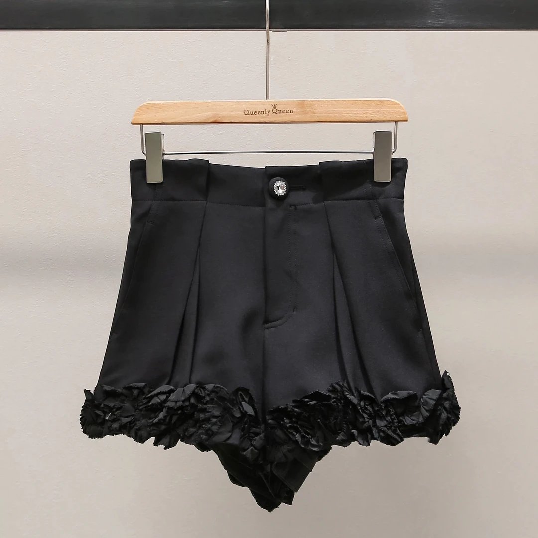 2025年XM6632拉飞春季新款短裤底摆花朵重工遮肉显瘦短款