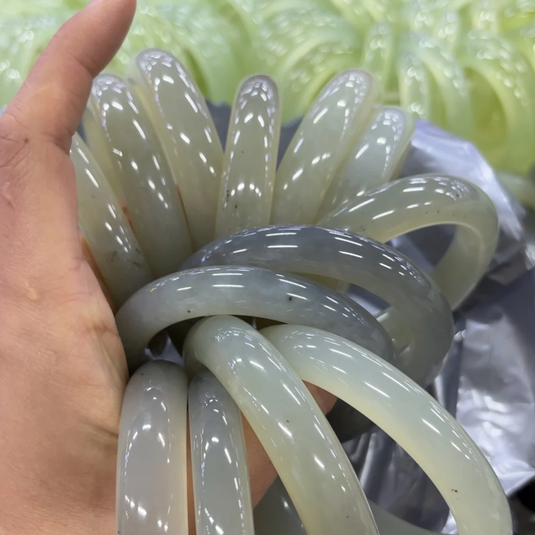 蛇纹石玉手镯未镶嵌阿*?