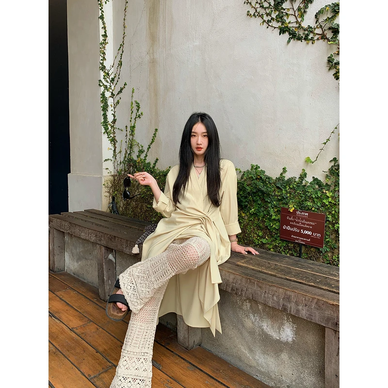 任小艺极简设计感V领收腰显瘦通勤纸片连衣裙女开叉春季复古长裙