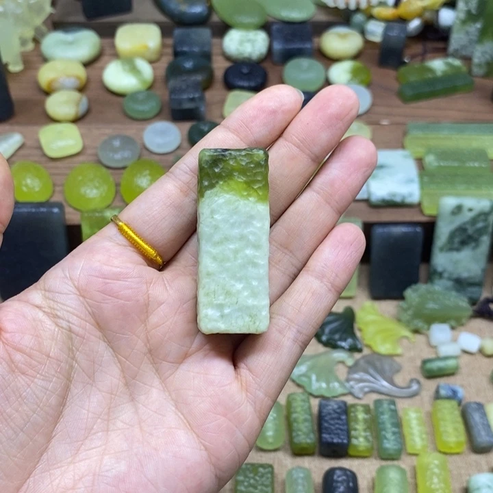 好***7未镶嵌蛇纹石玉颈饰