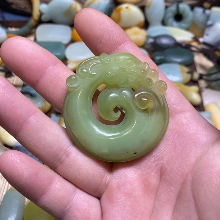 蛇纹石玉未镶嵌颈饰