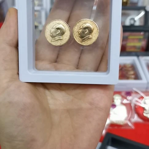 其他普通金属红色收藏纪念章2个