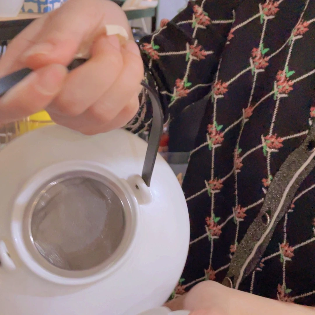 陶瓷花瓶，仿真绿植。