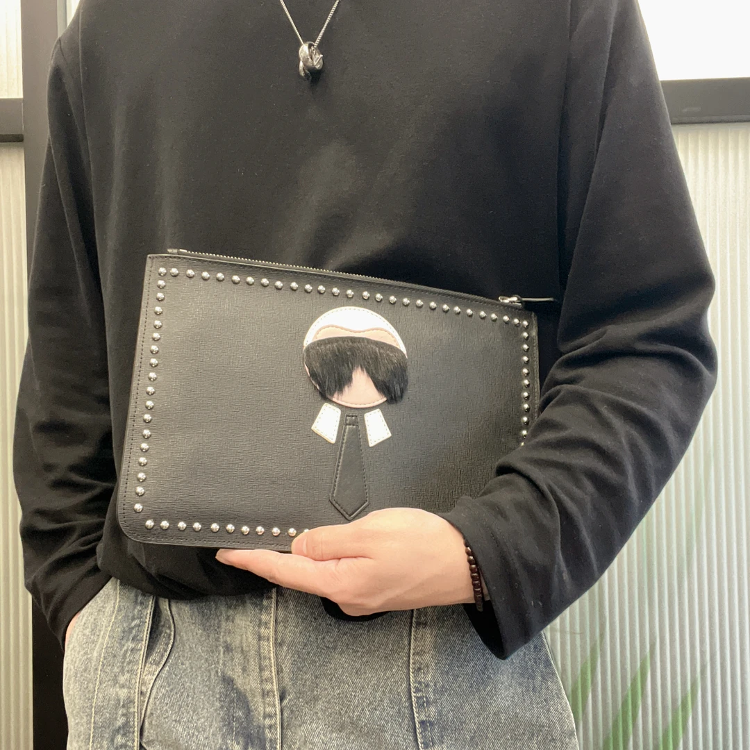 95新 FENDI/芬迪 【龙】14BJ05 黑色铆钉手拿包