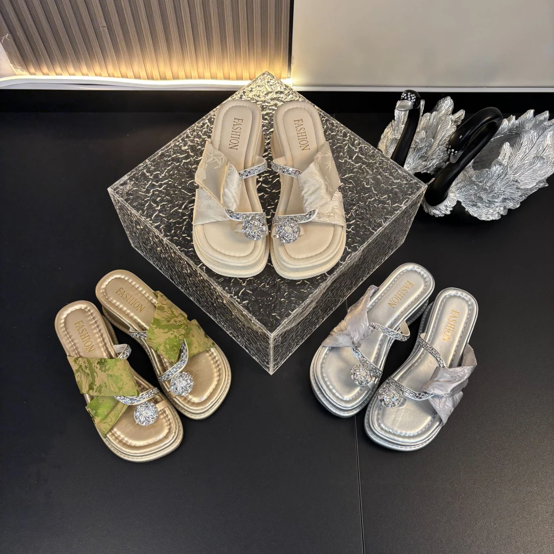 2025夏季时尚简约软底外穿厚底女国风鸽子蛋交叉水钻网红坡跟拖鞋