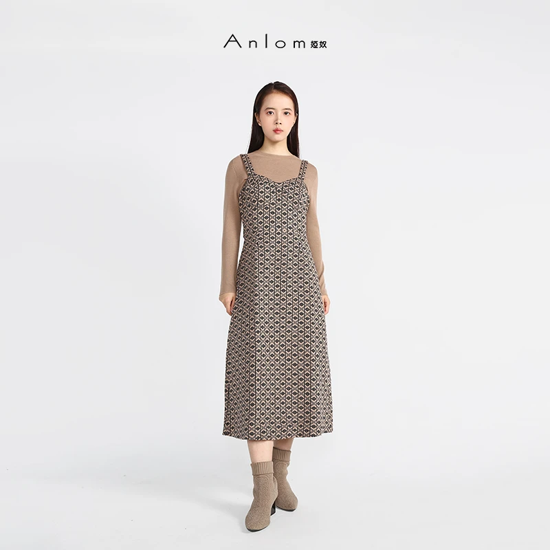 Anlom/娅奴秋冬季新款吊带式V领驼黑格棉针织通勤常规连衣裙