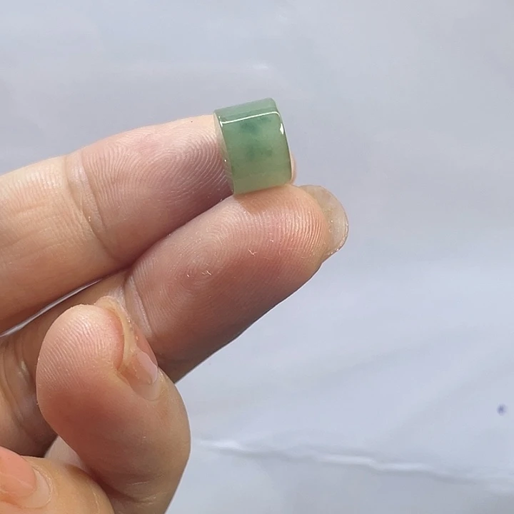 翡翠未镶嵌颈饰桶珠
