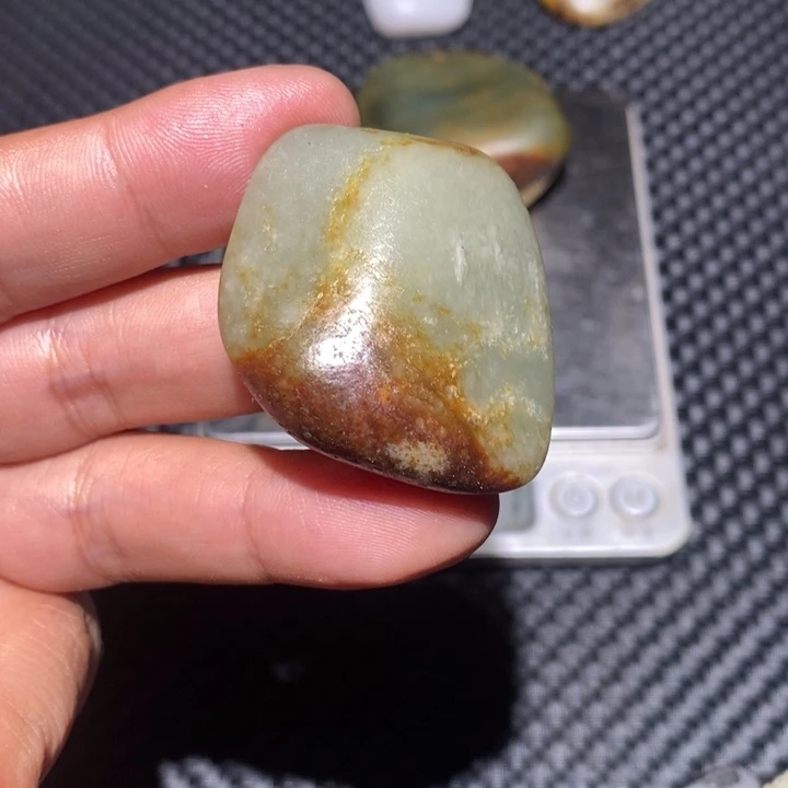 和田玉未镶嵌把件