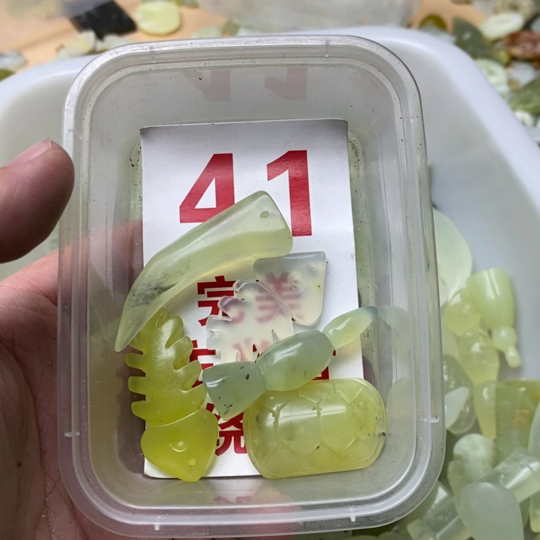 蛇纹石玉挂坠未镶嵌
