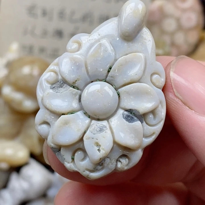 颈饰未镶嵌硅化珊瑚（珊瑚玉）有瑕