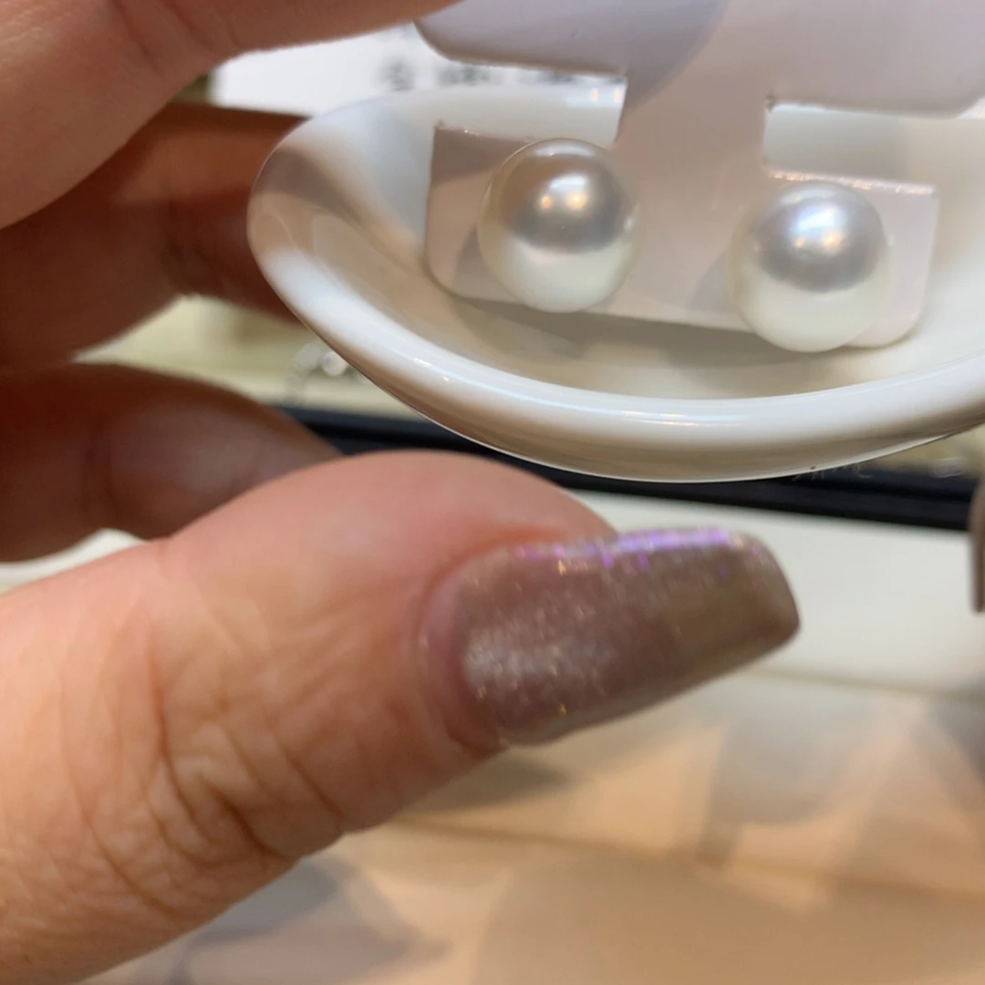 18K金镶嵌海水珍珠耳饰