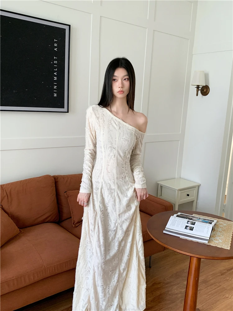 纯欲辣妹斜肩设计感长袖连衣裙女冬季2024内搭高级感收腰显瘦长裙