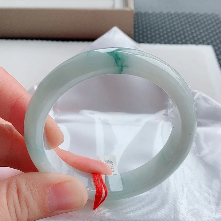 翡翠手镯未镶嵌59圈口飘绿宽边手镯