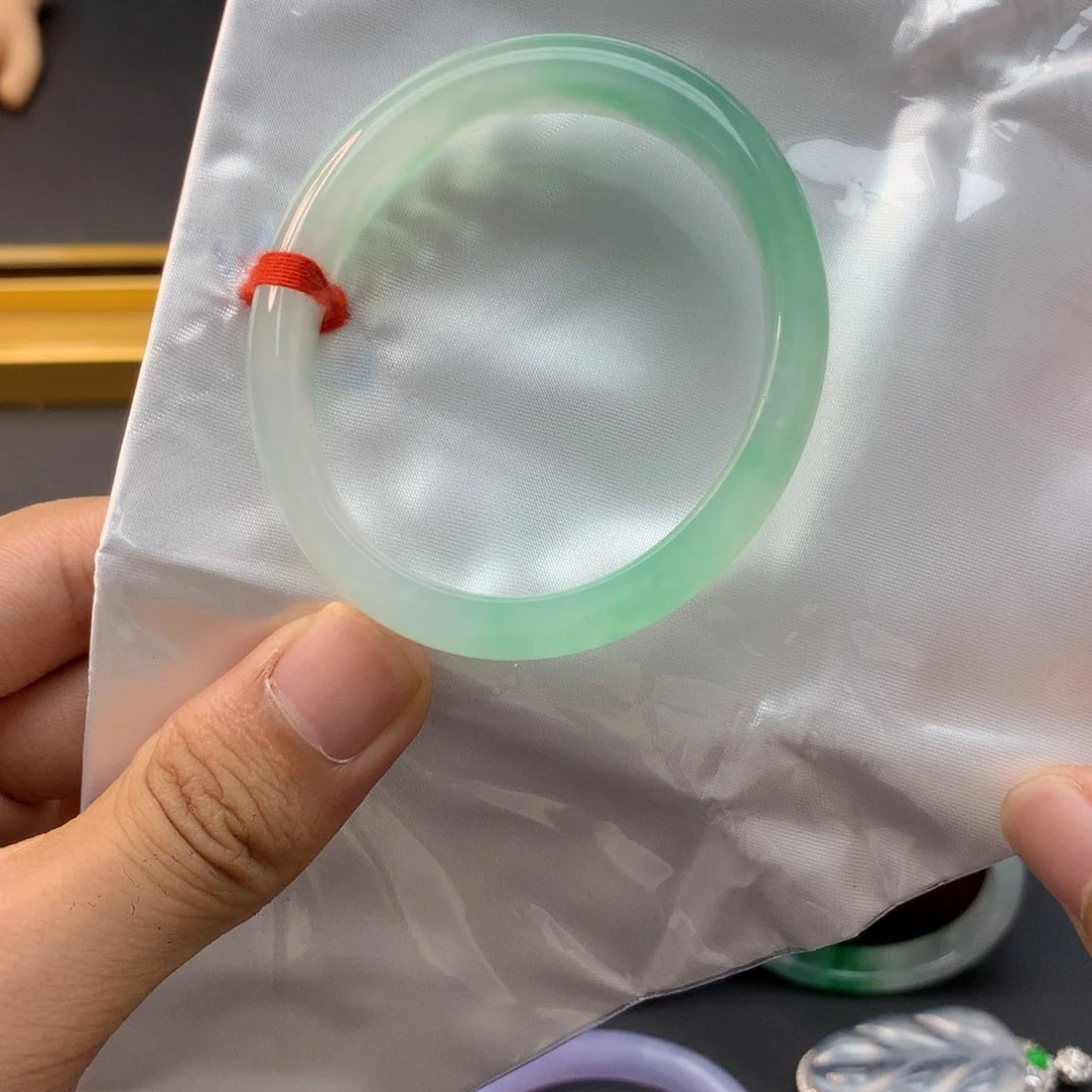 翡翠手镯未镶嵌贵妃