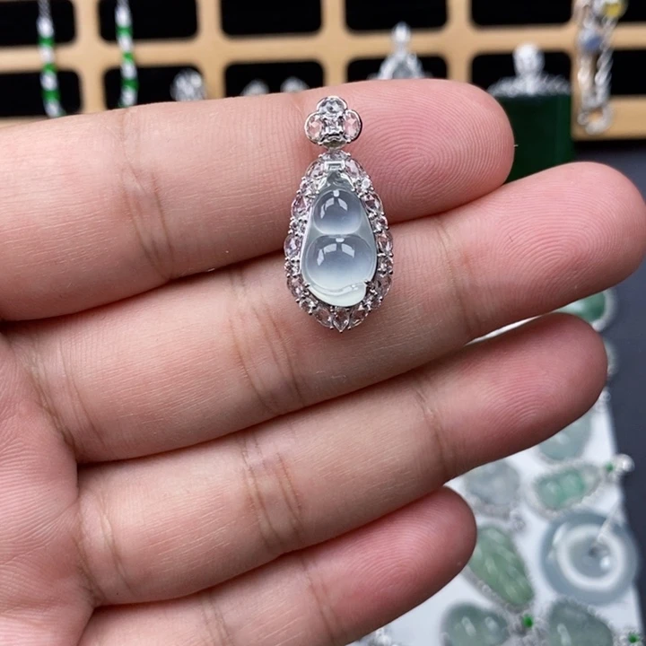 翡翠18K金镶嵌吊坠(赠链)福豆