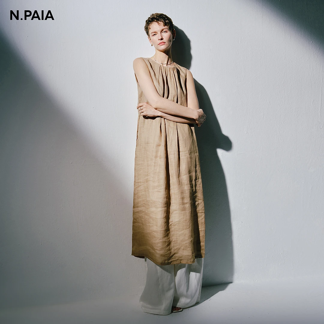 恩派雅2025新款褶皱优雅光泽感伞骨系带无袖连衣裙女XNKPS4502A