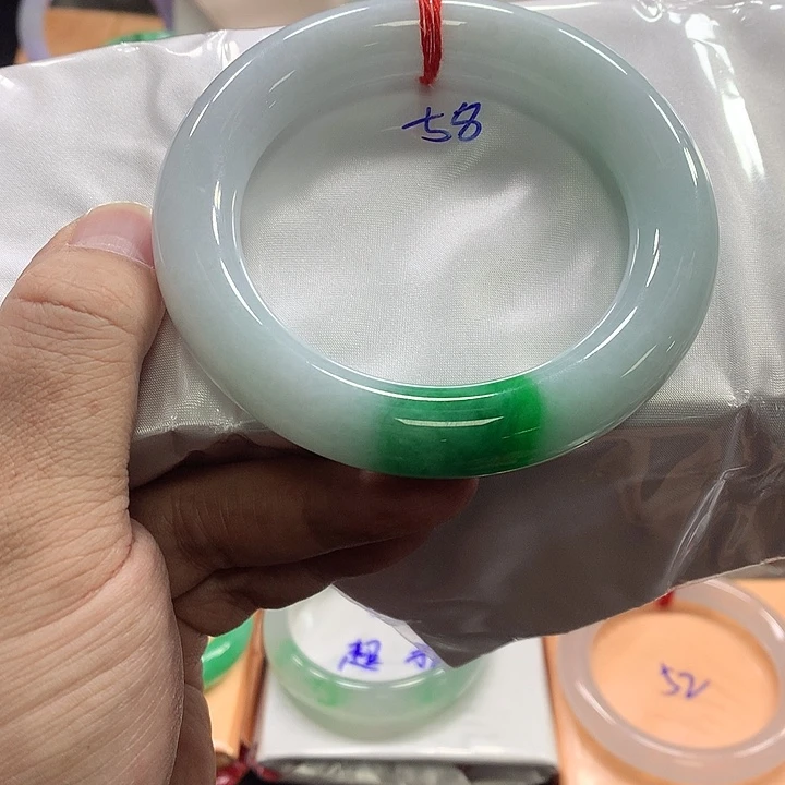 翡翠手镯未镶嵌翡翠