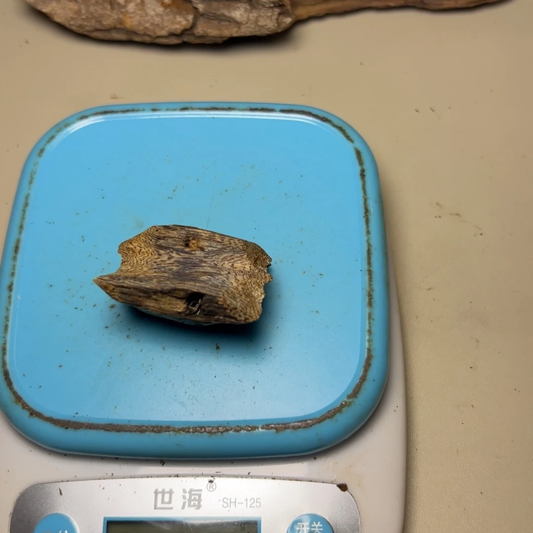 王***宸树脂制品海南黄棋手把件12.6g