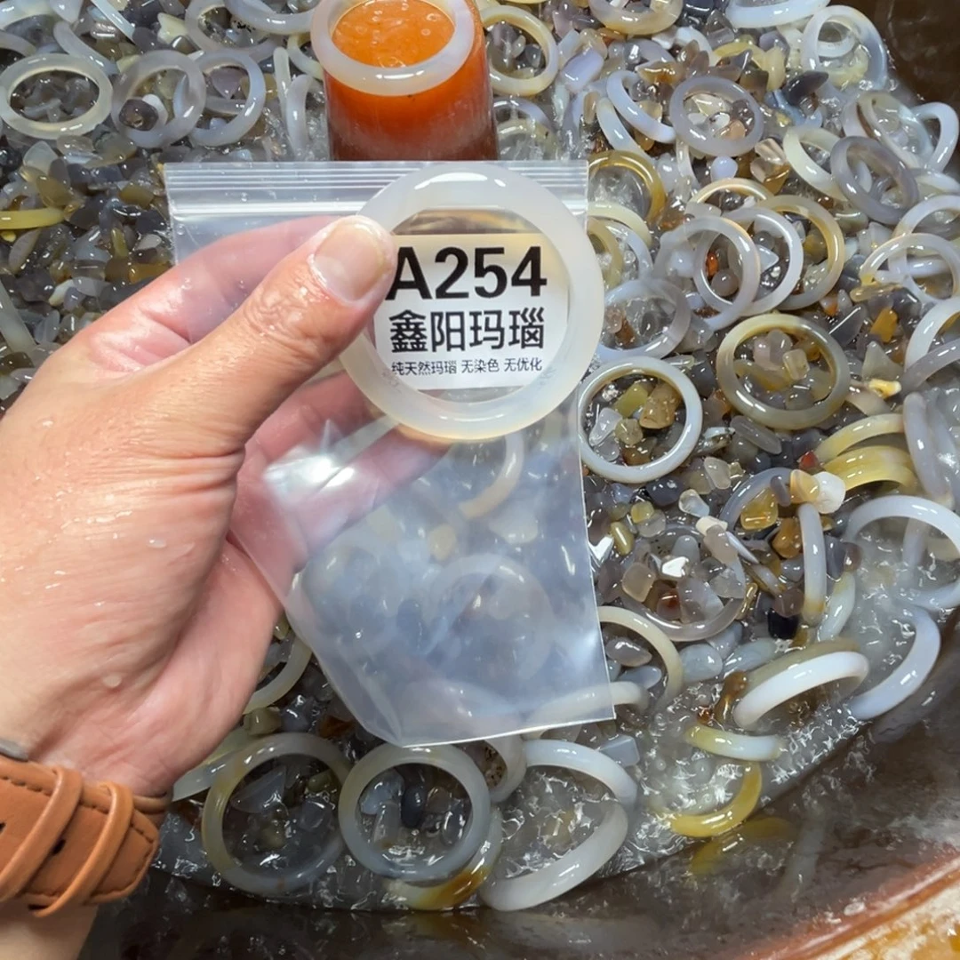 梨****玛瑙/玉髓未镶嵌手镯254