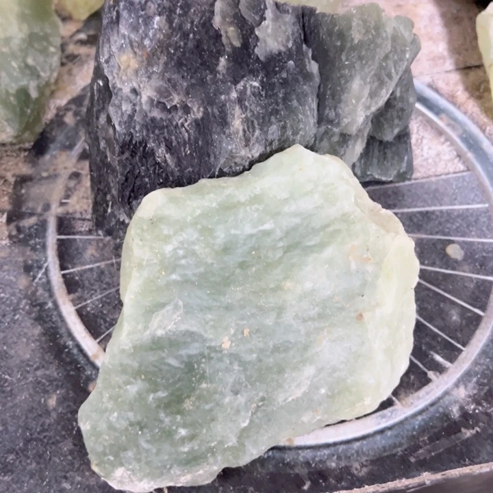 蛇纹石玉未镶嵌珠宝奇石