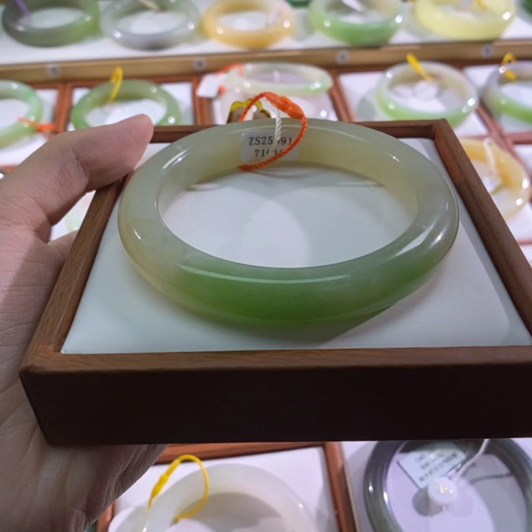 【闪购商品】未镶嵌手镯和田玉（翠青玉）